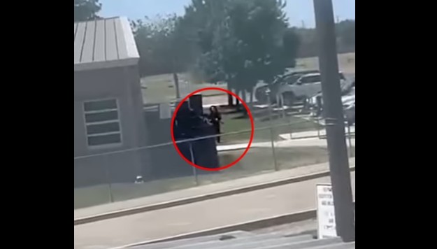 Um vídeo parece mostrar o atirador suspeito se aproximando da escola (Foto: Reprodução/Daily Mail)