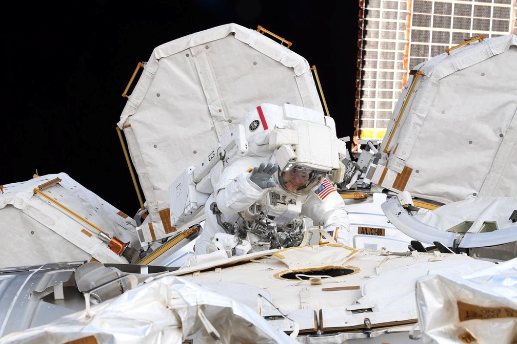Anne McClain durante uma das caminhas espaciais  â€” Foto: Courtesy NASA/Handout via REUTERS 