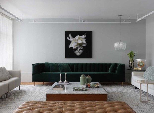 Colocar cor em sofás agrega personalidade ao ambiente. Repare que a parede clara ajudou a dar destaque ao móvel. Projeto da arquiteta Juliana Fabrizzi (Foto: Divulgação)
