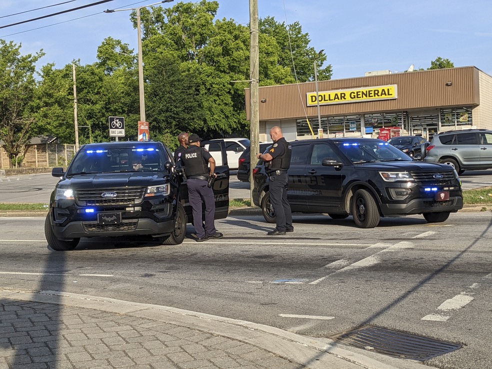 Agentes do Departamento de Polícia Chattanooga, no Tennessee, investigam cena onde ocorreu tiroteio em 5 de junho de 2022  — Foto: Tierra Hayes/Chattanooga Times via AP