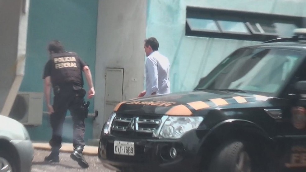 Momento em que Lino Chíxaro chega à sede da Polícia Federal, após a operação — Foto: Reprodução/Rede Amazônica