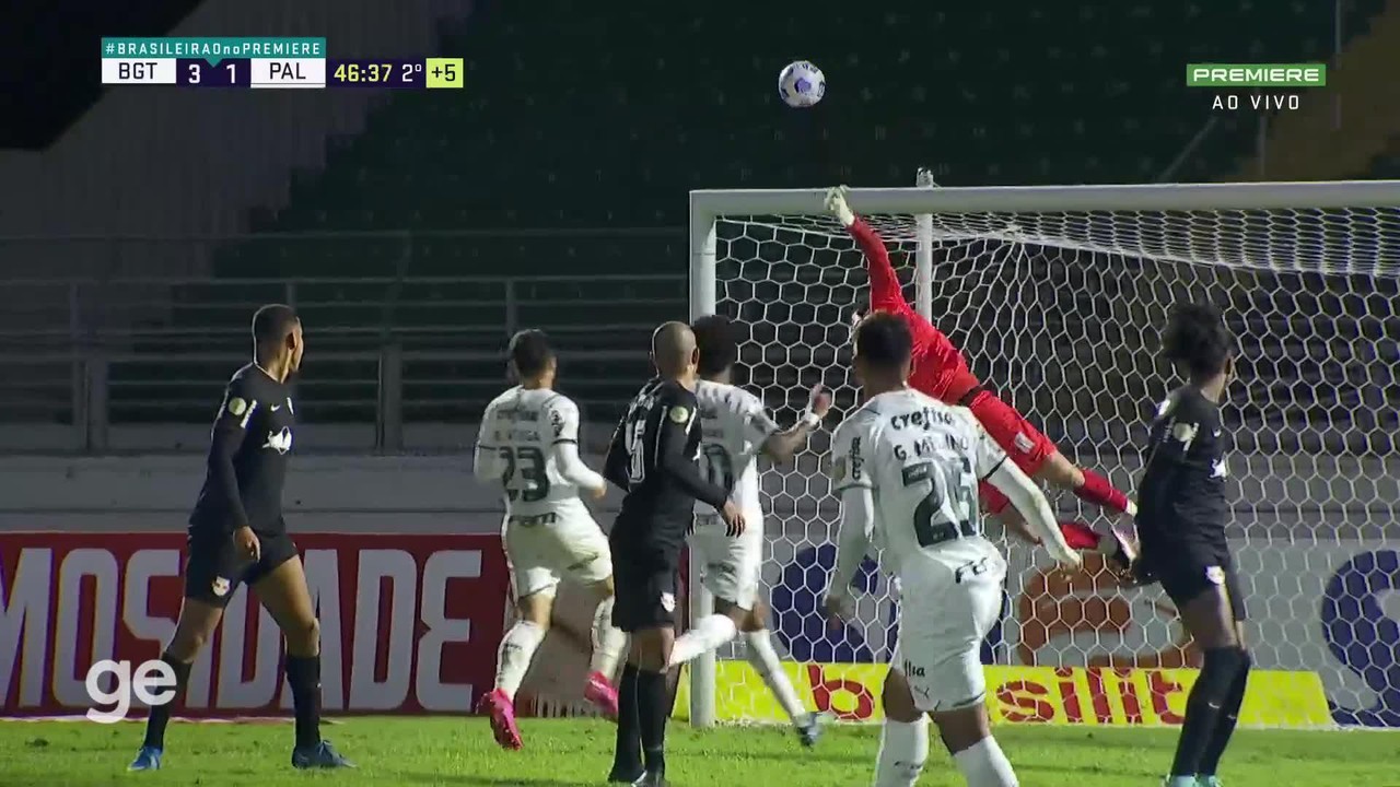 Cleiton faz grande defesa em chute de Gabriel Menino, do Palmeiras