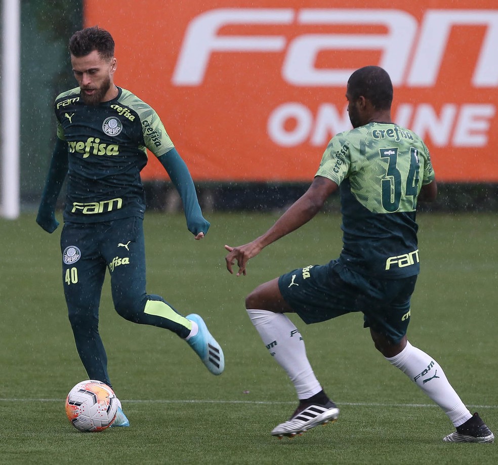Lucas Lima e Emerson Santos em disputa no treino do Palmeiras — Foto: Cesar Greco\ Ag. Palmeiras