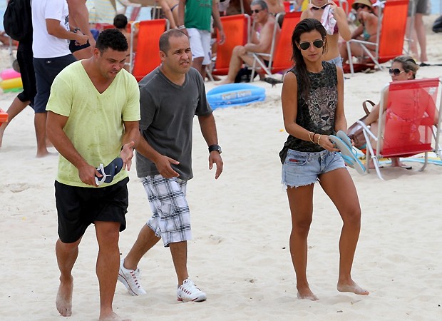 Ronaldo e Paula estavam acompanhados de um segurança (Foto: AG News)