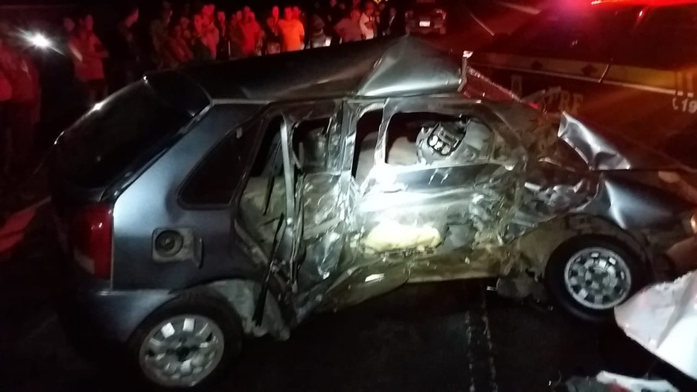 Parte do carro envolvido no acidente que deixou 9 vÃ­timas foi destruÃ­da na BR-104, em Caruaru â€” Foto: PRF/DivulgaÃ§Ã£o