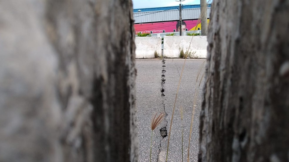 Fissura aberta em viaduto do bairro IgapÃ³, na Zona Norte de Natal â€” Foto: Tom Guedes/Inter TV Cabugi