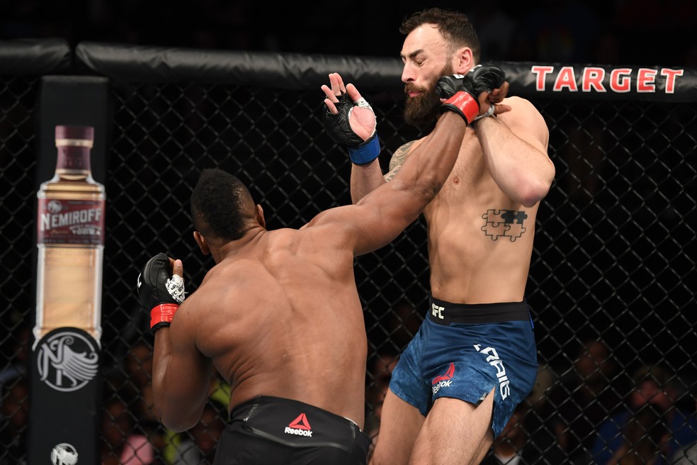 Alonzo Menifield nocauteou Paul Craig no UFC Minneapolis — Foto: Getty Images