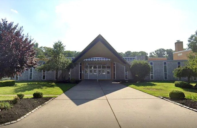 Escola fica em Nova Jersey, nos EUA; casos estão sendo investigados (Foto: Reprodução/Yahoo News/Google Maps)