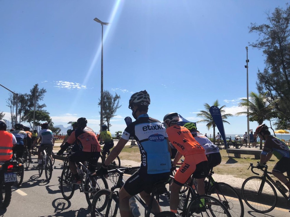 Ciclistas fazem ato em memória de Cláudio Leite — Foto: Alexandre Henderson/TV Globo