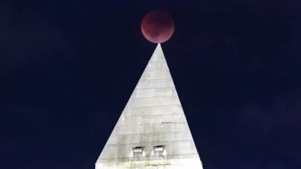 Superlua vista acima do obelisco de Washington, capital dos EUA — Foto: BBC/EPA