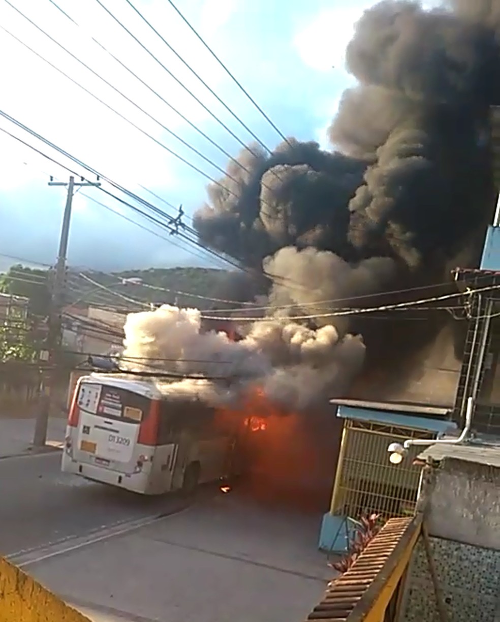 Esse foi o décimo ônibus incendiado no estado do Rio de Janeiro (Foto: Reprodução/ Redes Sociais)