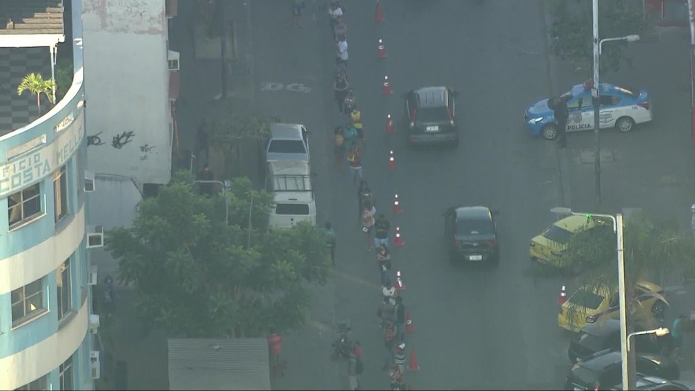 Fila para atendimento em ag&ecirc;ncia da Caixa em Bonsucesso &mdash; Foto: Globocop