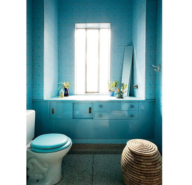 Lâmpadas azuis enfatizam a cor original dos acabamentos do banheiro totalmente retrô. Casa do artista plástico e fotógrafo Felipe Morozini (Foto: Maíra Acayaba/Casa e Jardim)