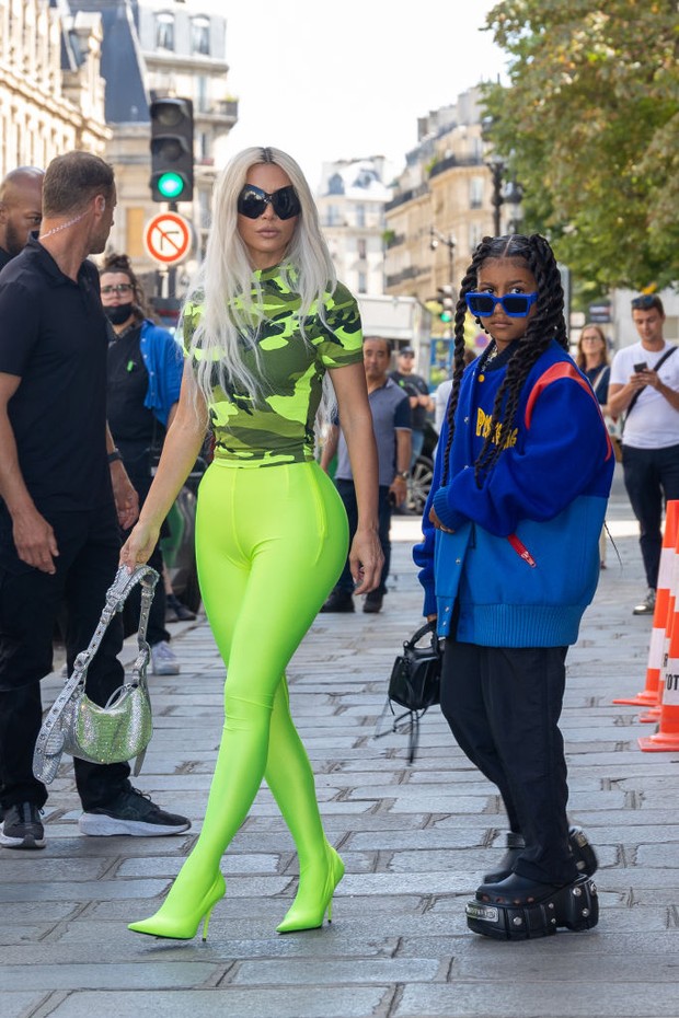 PARIS, FRANCE - JULY 05: Kim Kardashian and North West are seen during the Paris Fashion Week on July 05, 2022 in Paris, France. (Photo by Marc Piasecki/WireImage) (Foto: WireImage)