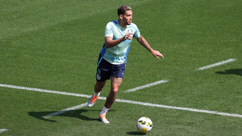 Rafael Navarro em treino do Palmeiras na Academia de Futebol — Foto: Cesar Greco