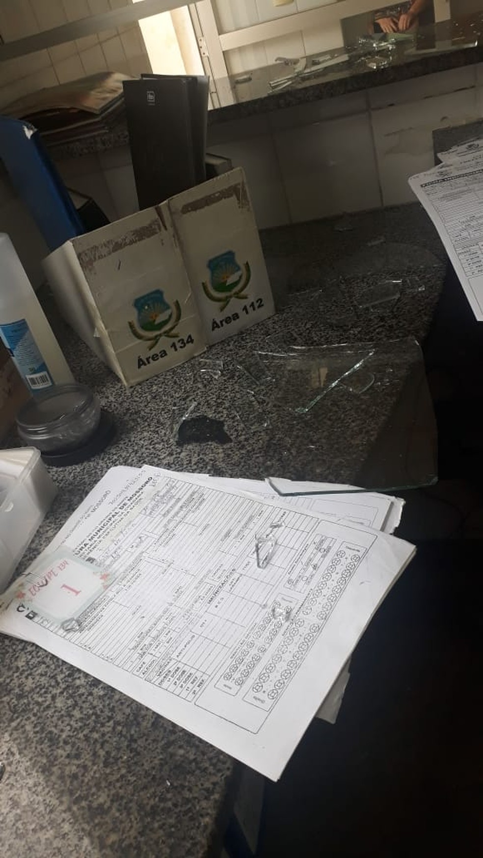 Homem quebra vidro de UBS em Mossor&oacute; e estilha&ccedil;os atingem funcion&aacute;ria &mdash; Foto: Reprodu&ccedil;&atilde;o