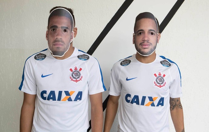 Maycon e Gabriel trocam máscaras no Corinthians (Foto: Divulgação)