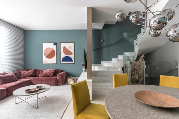 Personalidade e mix de cores alegram casa de  235 m² (Foto: Eduardo Macarios)