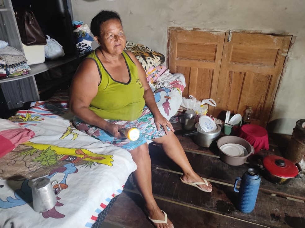 Moradora elevou o nível da casa para poder permanecer no imóvel mesmo alagado pela enchente — Foto: Quésia Melo/Rede Amazônica