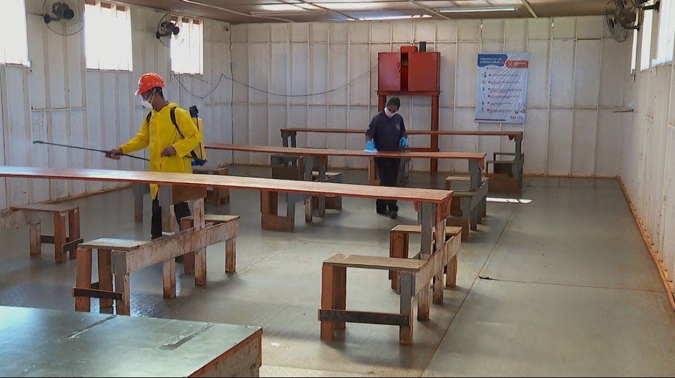 Refeitório de obra precisou ser adaptado e passar por limpeza rotineira devido ao coronavírus em Ribeirão Preto — Foto: Ronaldo Gomes/EPTV