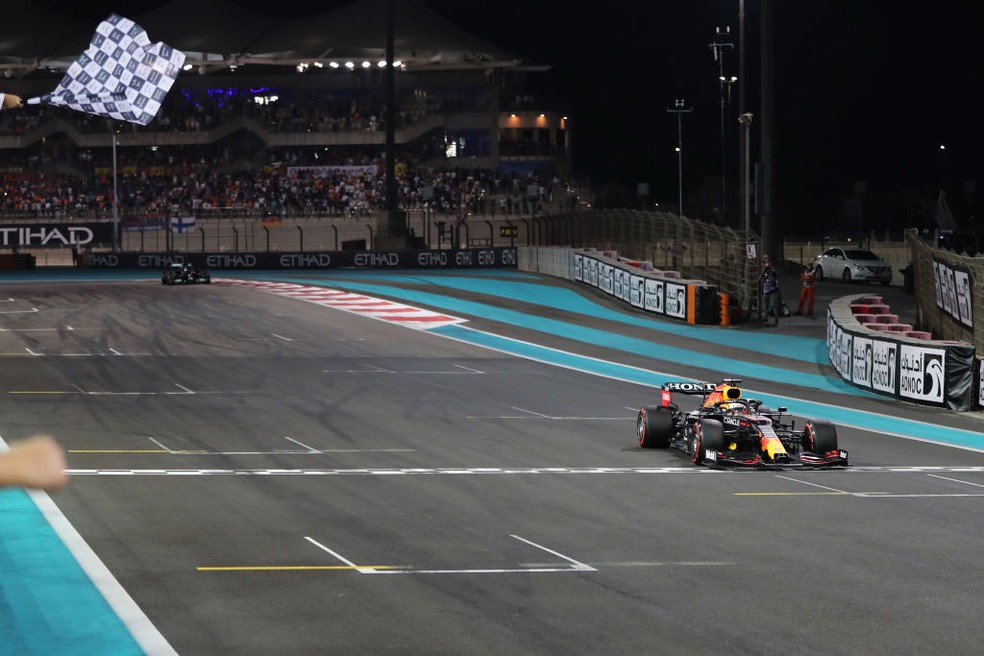 Max Verstappen recebe bandeirada em primeiro lugar no GP de Abu Dhabi da F1 — Foto: Kamran Jebreili - Pool/Getty Images