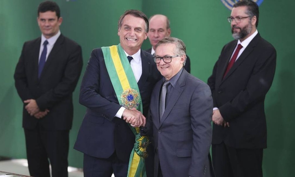 Na foto de arquivo, Bolsonaro empossa Ricardo Vélez no comando do MEC — Foto: Valter Campanato/Agência Brasil