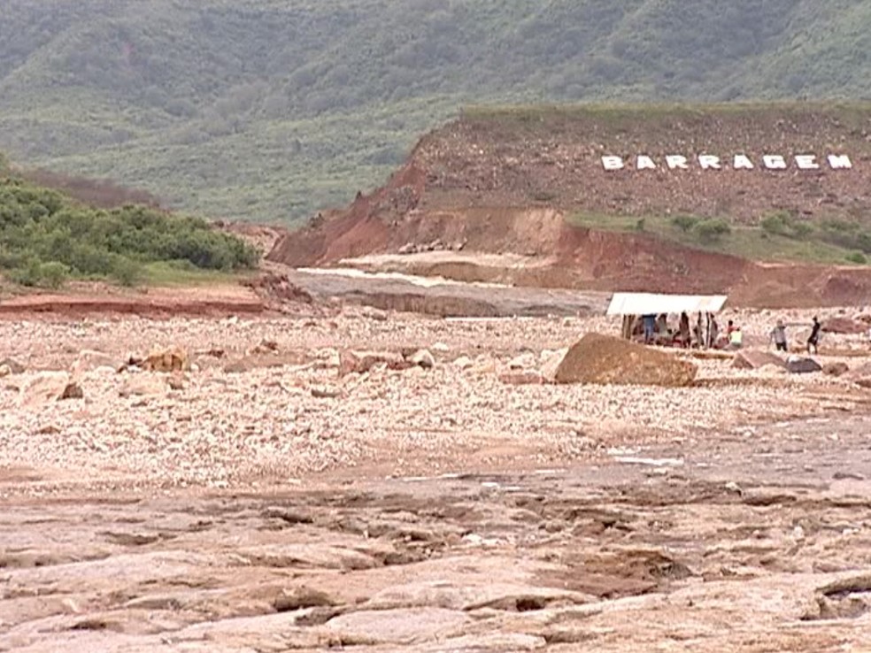 Barragem Algodões logo após o rompimento.  — Foto: Reprodução/TV Clube