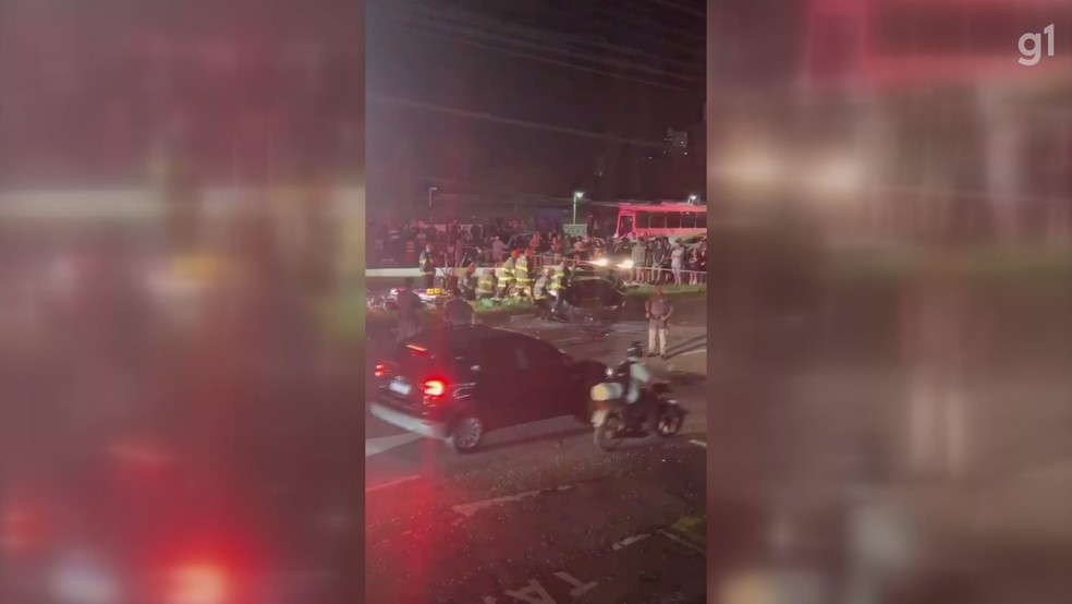 Motorista morre após carro sem controle bater contra poste em Santos, no litoral de SP. — Foto: Reprodução/ Baixada Santista em Ação