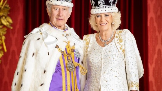 Rei Charles III e Camilla procuram gestor para redes sociais com salário de até R$ 215 mil por ano