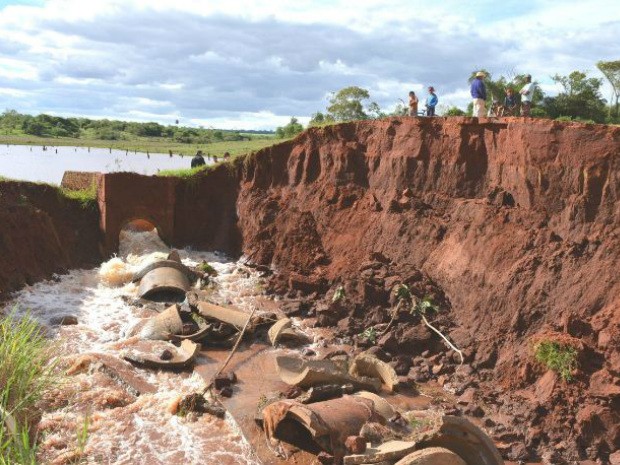No assentamento Santa Rosa o sistema de drenagem de uma represa não suportou o volume de água e se rompeu (Foto: Departamento de Comunicação da prefeitura de Itaquiraí/Divulgação)
