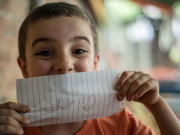 Bernardo Falsitti, de 6 anos, aprova a metodologia diferente da escola (Foto: Raul Zito/ G1)