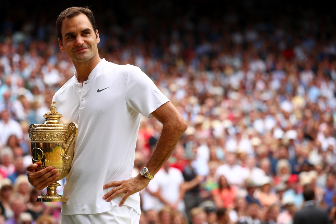 Roger Federer posa com o troféu de Wimbledon após a final de 2017 (Foto: Clive Brunskill/Getty Images)