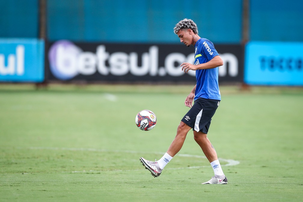 Victor Bobsin é novidade na lista de relacionados do Grêmio — Foto: Lucas Uebel/Divulgação Grêmio