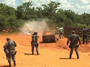 Desocupação de terra indígena tem confronto entre polícia e produtores (Foto: Reprodução/TVCA)