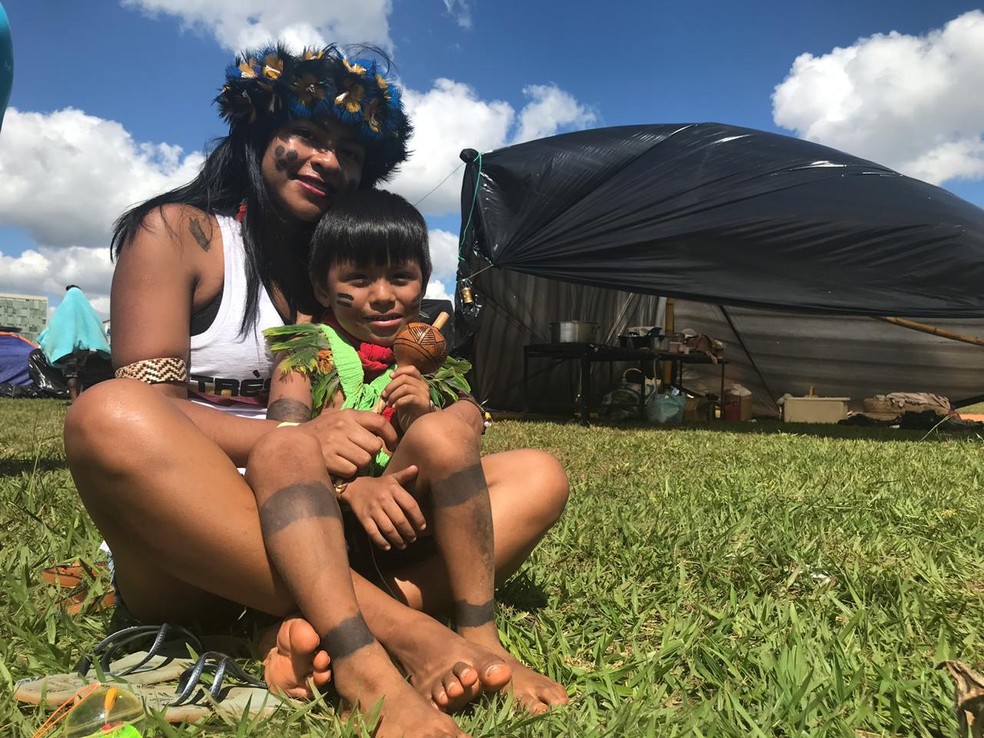 Jaqueline de Paula e o filho, Vitor, de 4 anos, no Acampamento Terra Livre, em Brasília — Foto: Marília Marques/G1