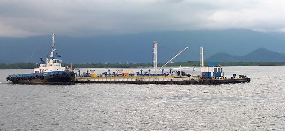 Barcaça Papoula teve vazamento de combustível no Porto de Santos — Foto: André Ramalho/Marine Traffic