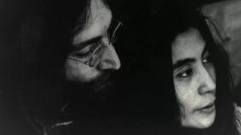 Exposição apresenta 27 fotos raras da lua de mel de John Lennon e Yoko Ono (Foto: LUIZ GARRIDO/DIVULGAÇÃO via BBC)