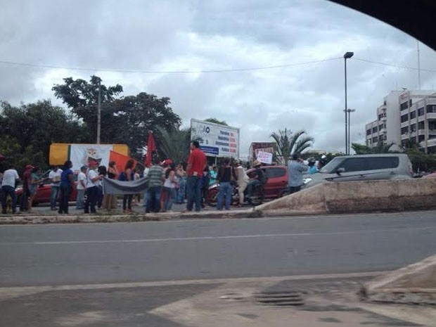 Protesto realizado próximo ao elevado da Cohama  (Foto: Zeca Soares / G1)