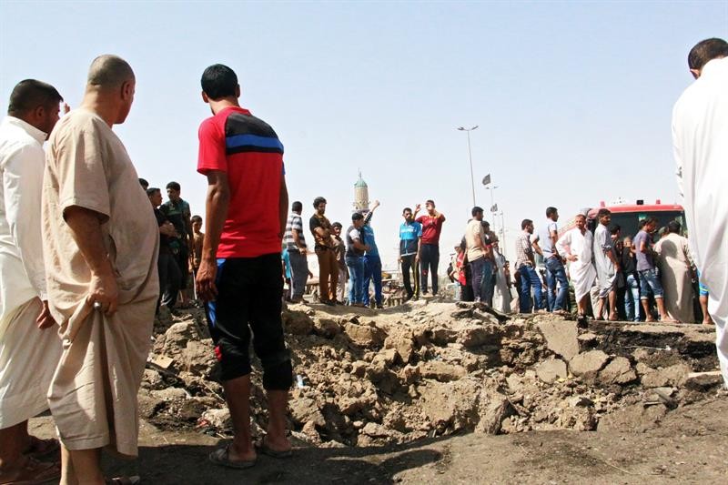 Iraquianos observam local da explosão (Foto: Agência EFE)