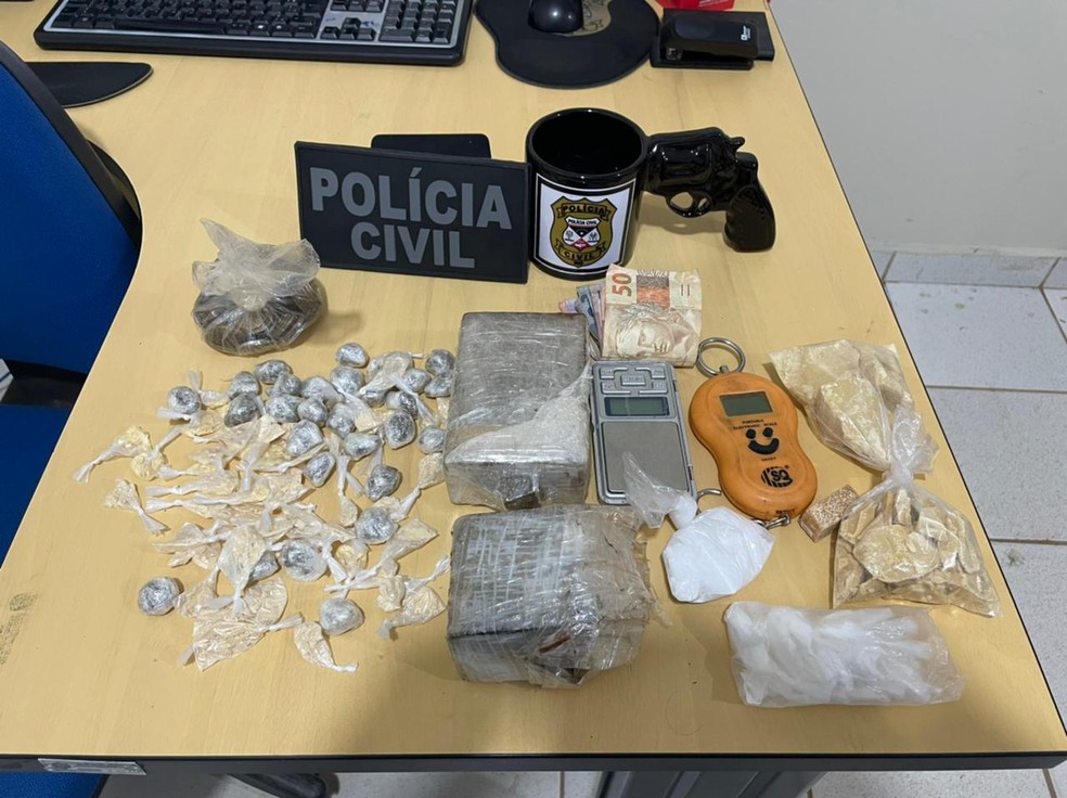 Polícia Civil apreendeu drogas e uma arma na casa de um suspeito — Foto: Polícia Civil/Divulgação