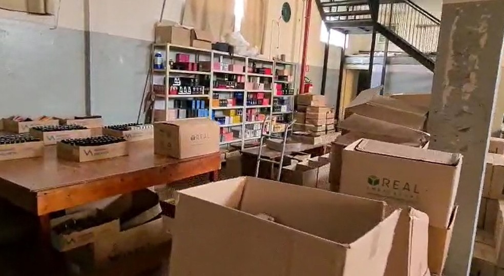 Polícia Civil apreende perfumes falsificados em fábrica em Limeira — Foto: Wagner Morente/Guarda Municipal de Limeira