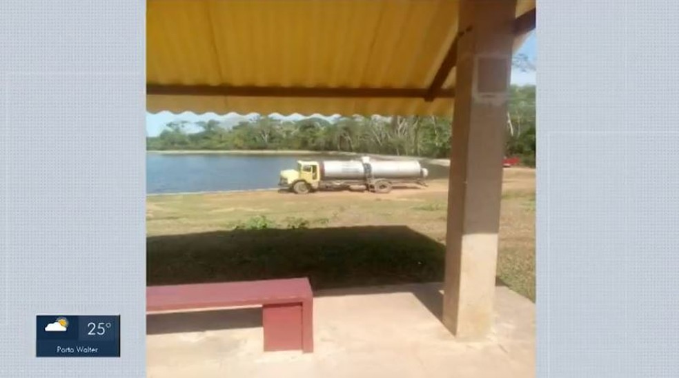 Carro-pipa abastece com água de lagoa conhecida como 'Pinicão' — Foto: Reprodução Rede Amazônica