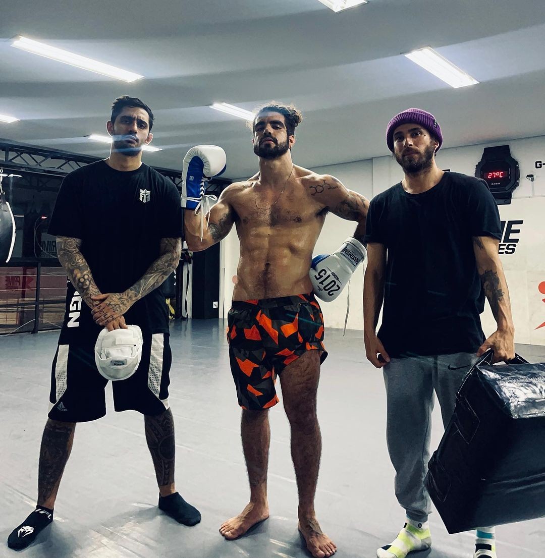 Caio Castro treina de madrugada com amigos (Foto: Reprodução Instagram)