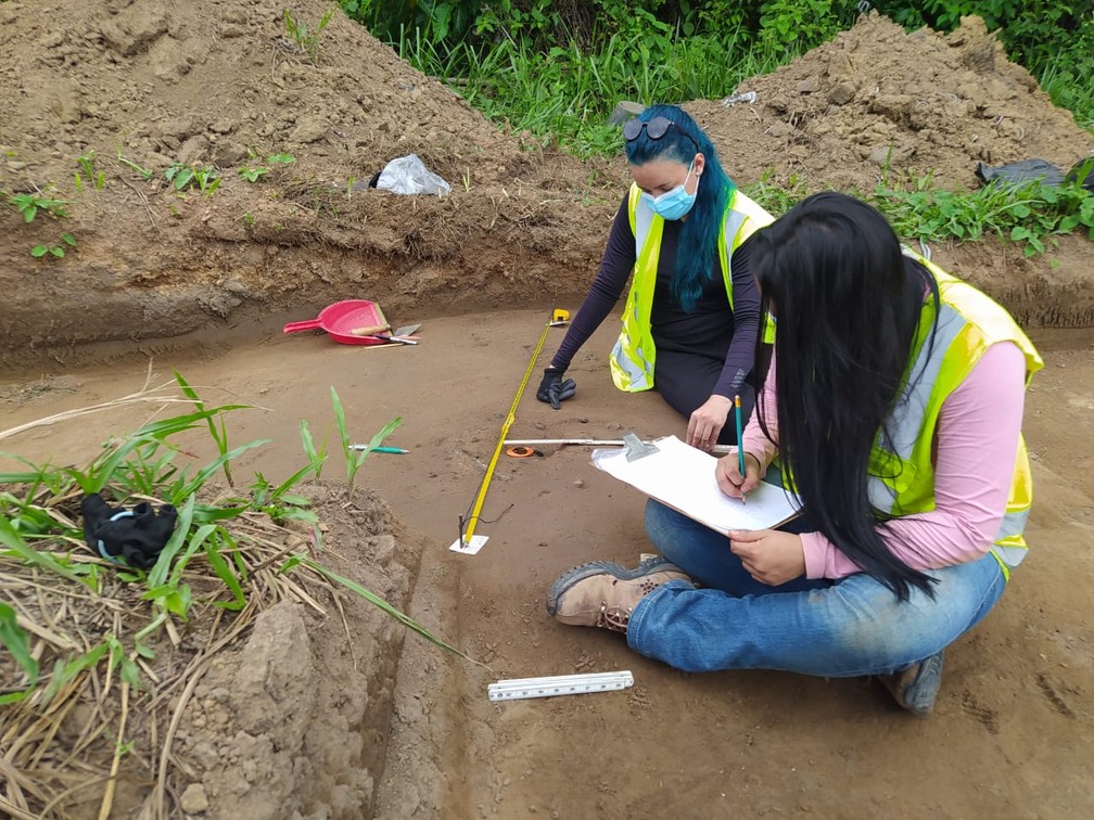 Escavação sendo feita em sítio arqueológico  — Foto: Núbia Pacheco/Rede Amazônica