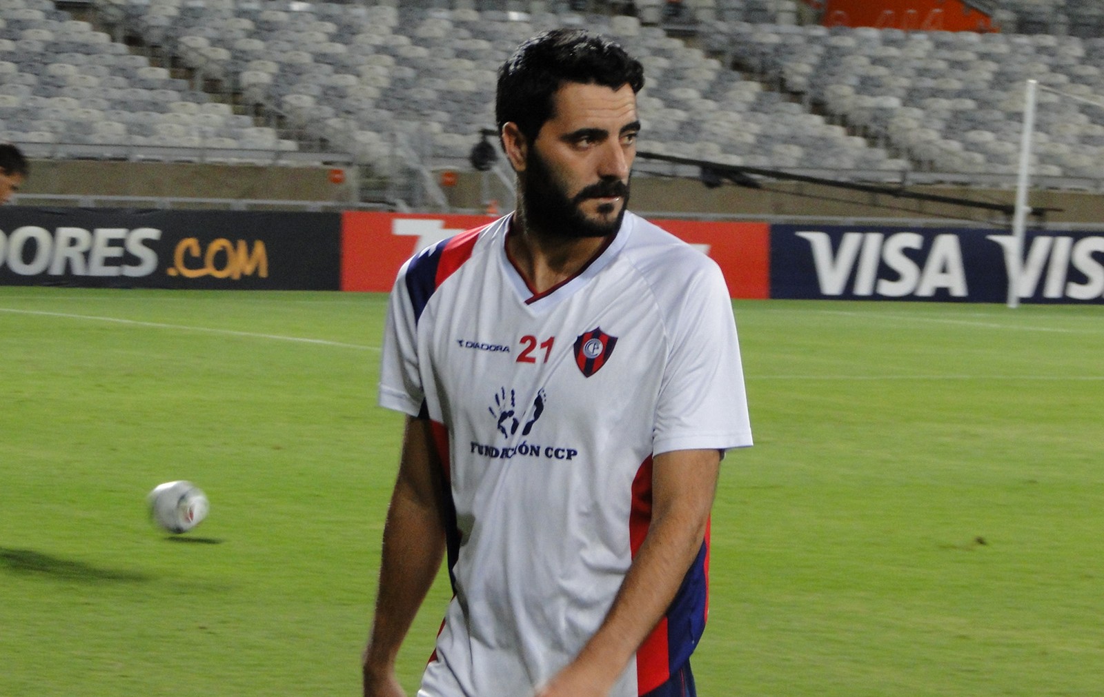 De Ronaldinho a Adebayor: confira 10 contratações aleatórias dos últimos anos