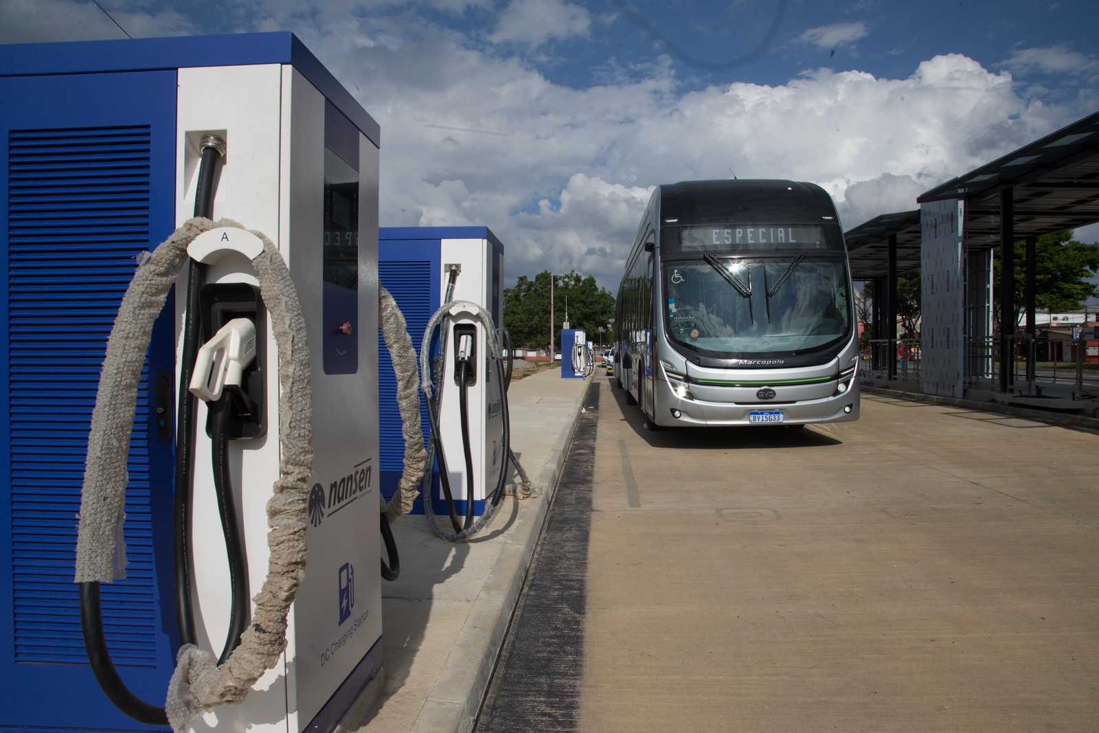 Ônibus elétrico articulado para transporte de grande número de passageiros, em São José dos Campos — Foto: Edilson Dantas / Agência O Globo