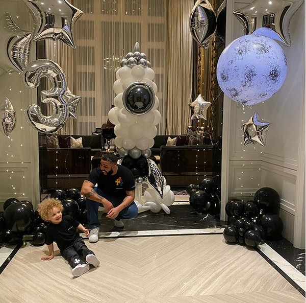 A foto compartilhada pelo rapper Drake celebrando o aniversário de 3 anos de seu filho, Adonis (Foto: Instagram)