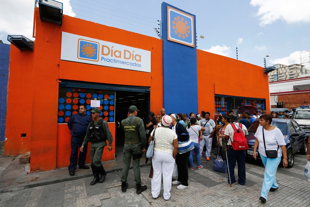 Venezuelanos fazem fila para comprar produtos em Caracas.  (Foto: Jorge Silva/Reuters)