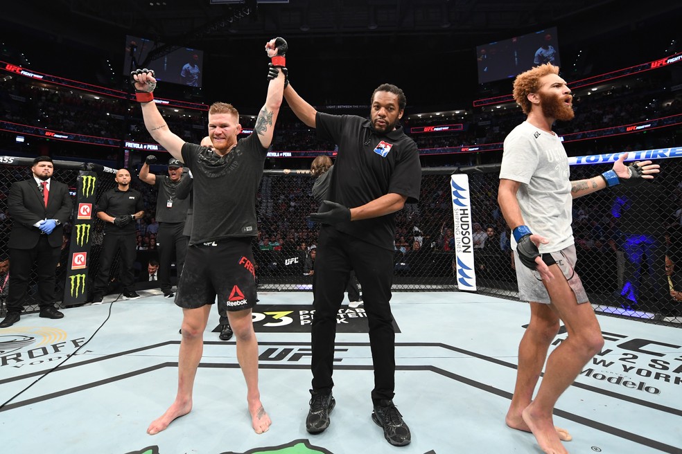 Matt Frevola comemora vitória, e Luis Peña reclama de decisão dos juízes — Foto: Getty Images