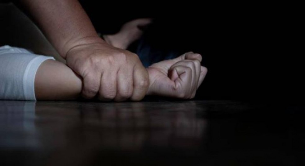 Imagem ilustação: homem segurando os pulsos de uma jovem — Foto: Divulgação